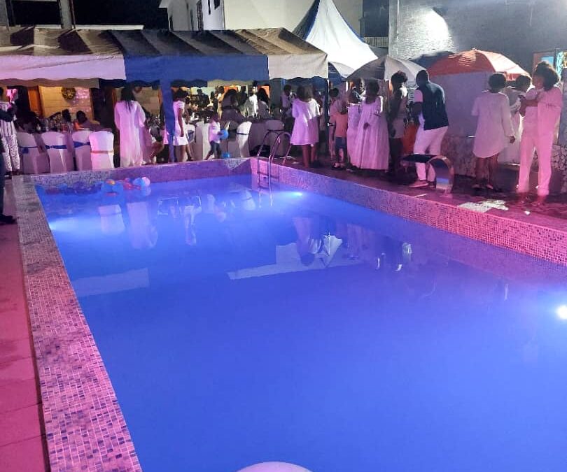 Sunset Pool Party: L’expérience Inoubliable au Bord de l’Eau !